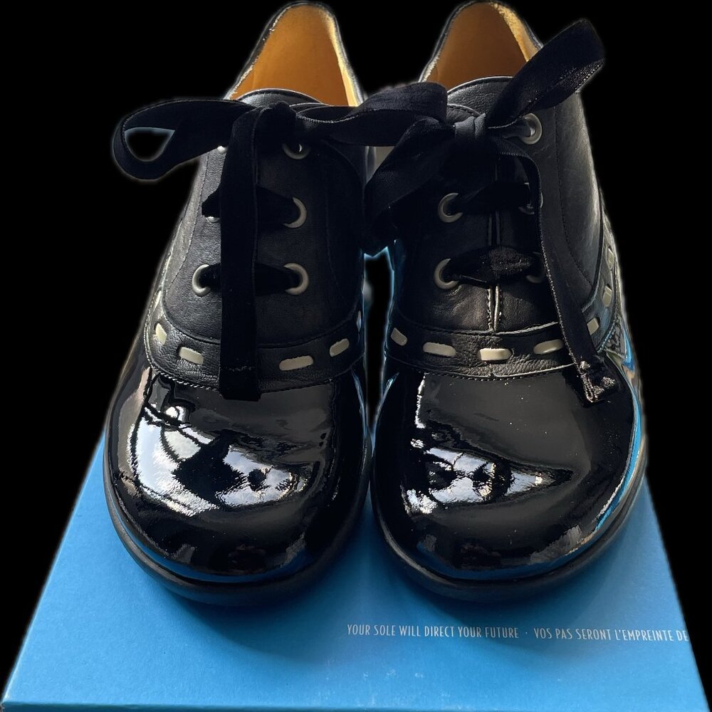 John Fleeuvog Peacemaker Lace up shoe with stitchin